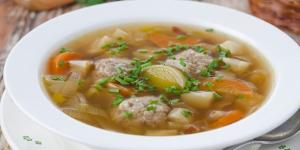 नूडल्स या चावल के साथ सरल, स्वादिष्ट कीमा मीटबॉल सूप